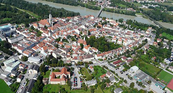 Luftansicht der Innenstadt von Braunau am Inn